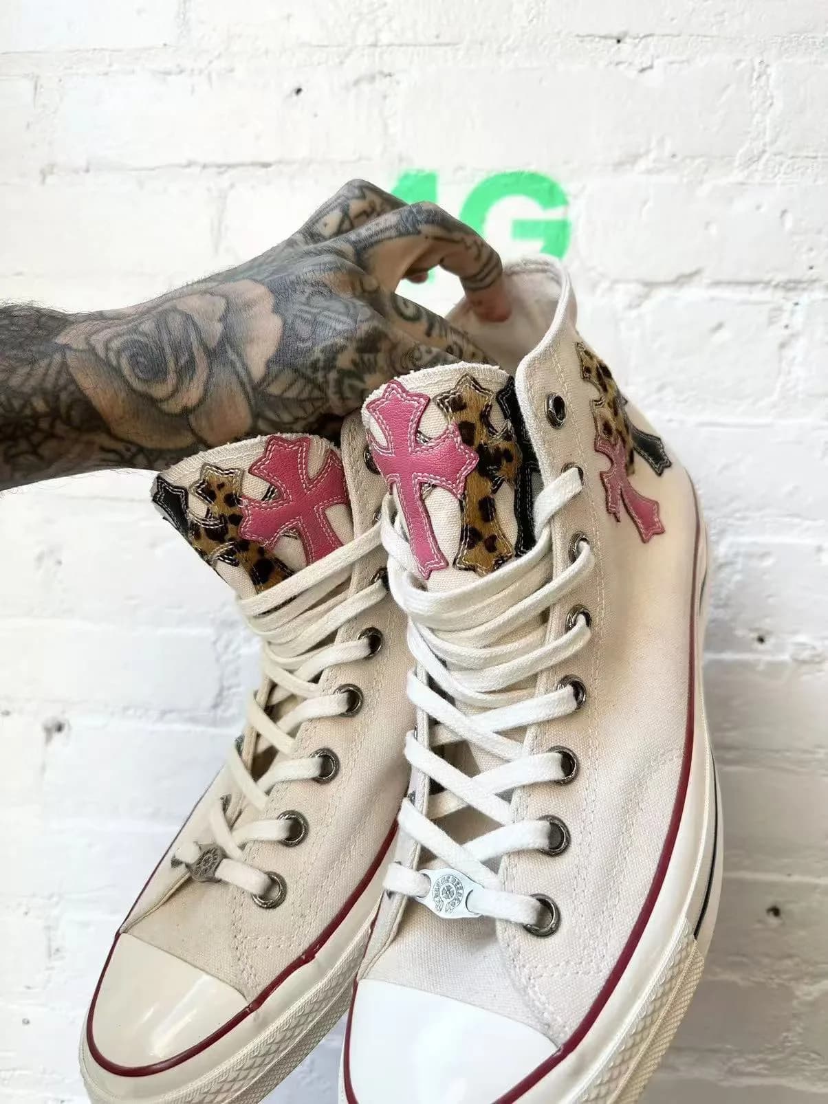 Кеды Chrome Hearts x Converse Chuck 70 на фоне белой кирпичной стены