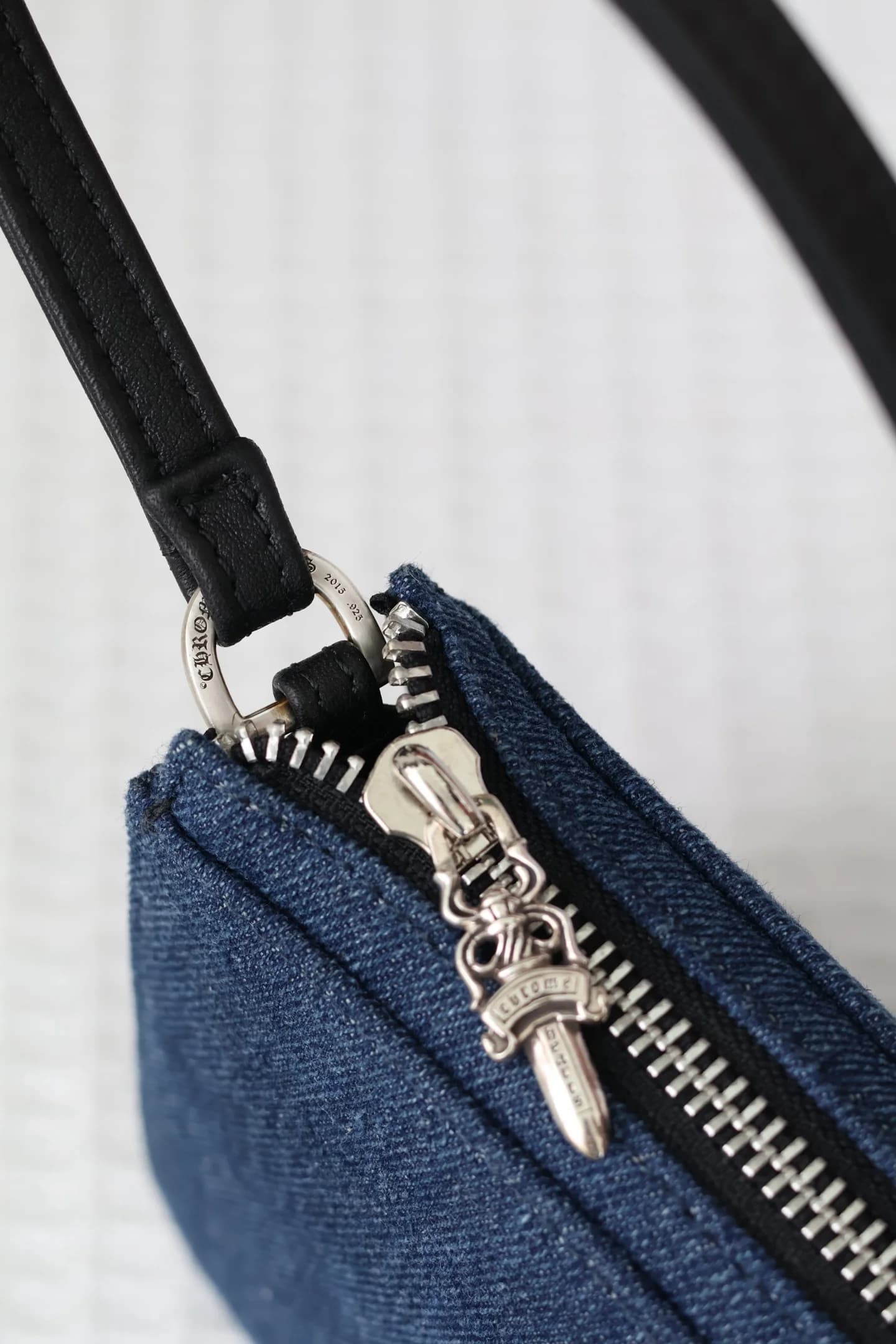 Серебряный бегунок молнии Dagger из серебра 925 пробы крупным планом