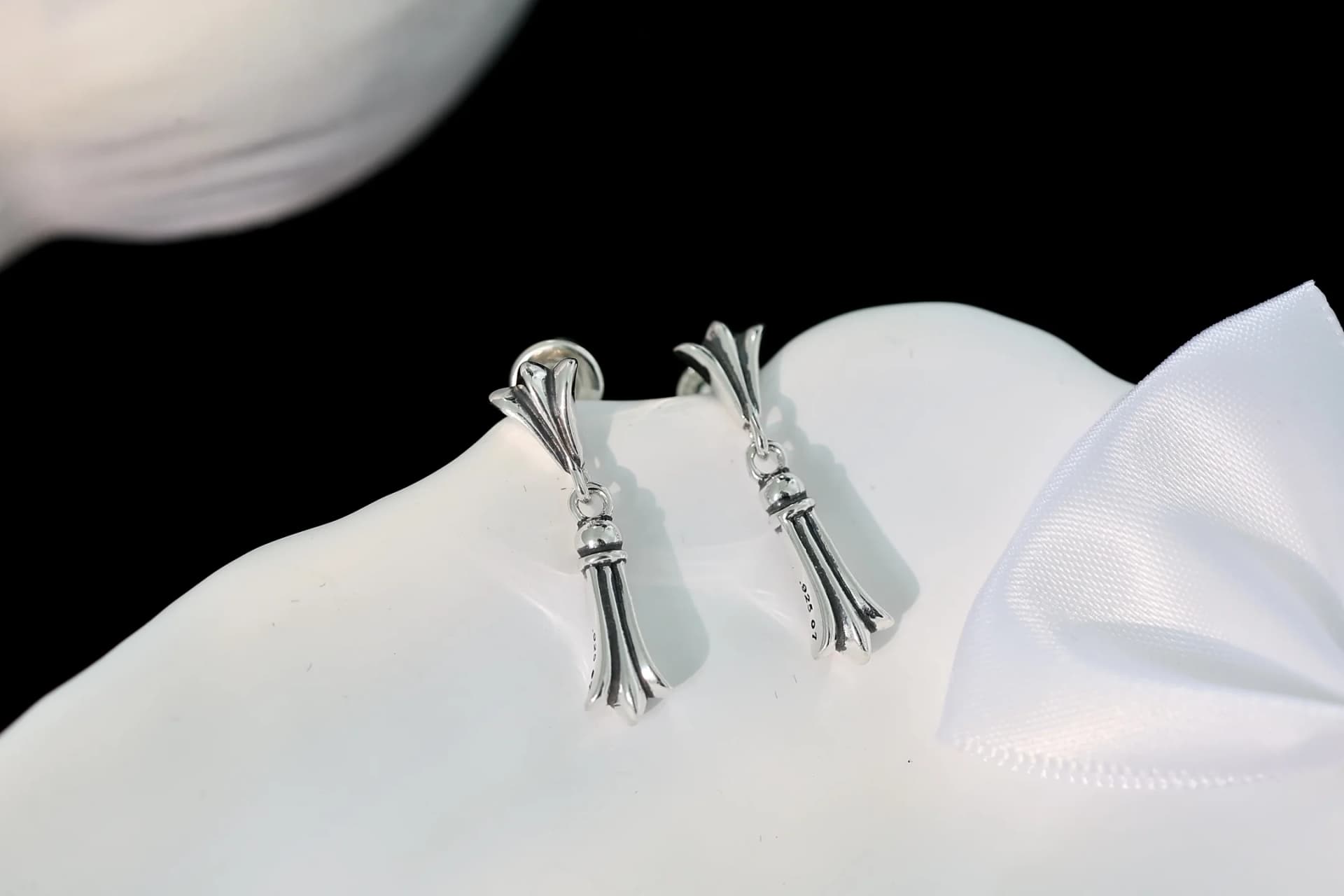 Серьги-подвески Chrome Hearts из серебра 925 пробы на белой подставке