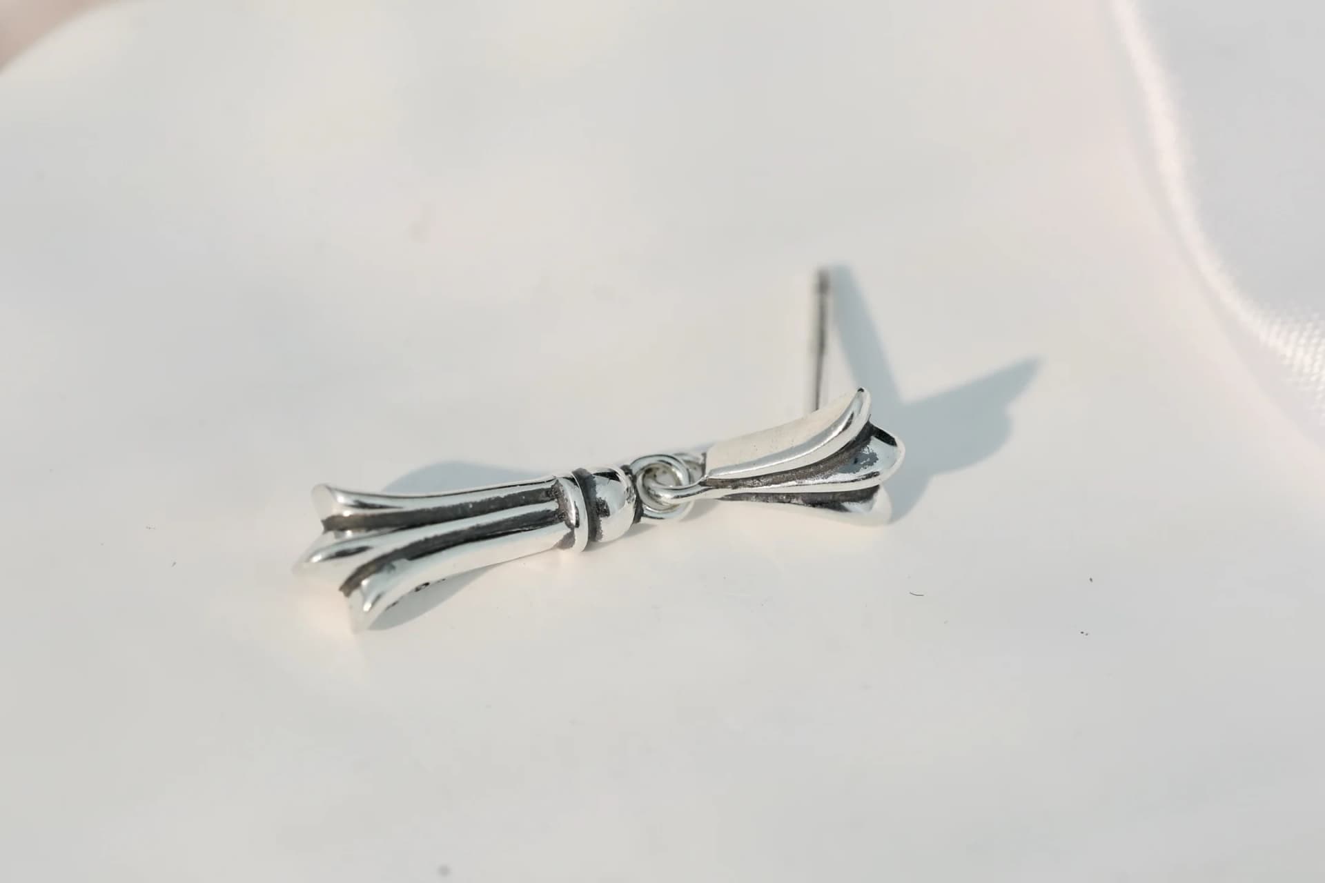 Детализированный вид серьги Chrome Hearts сбоку