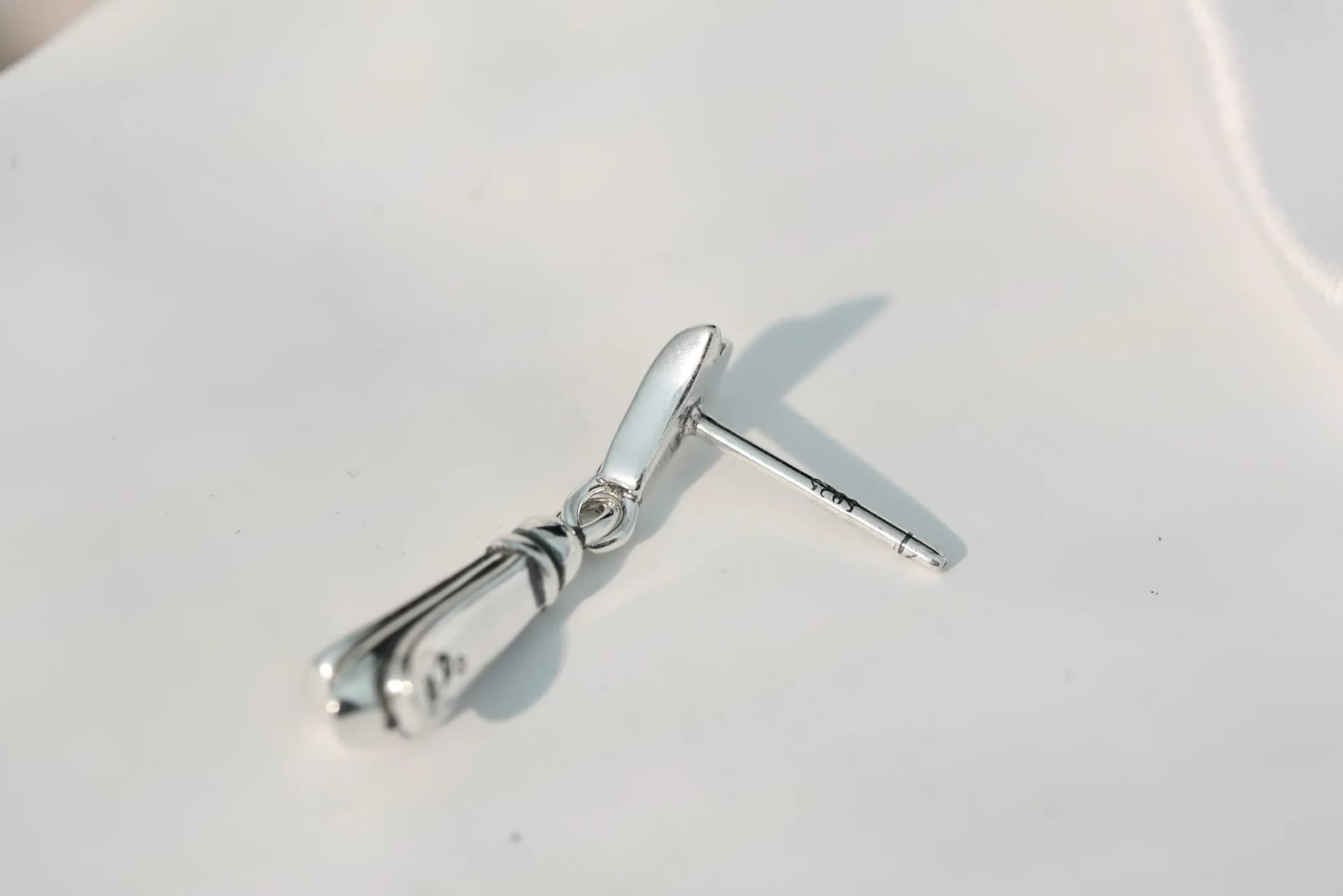 Серьга Chrome Hearts из серебра 925 пробы под углом