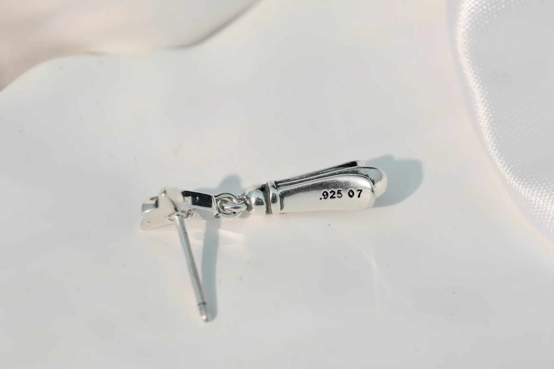 Гравировка пробы 925 на серебряной серьге Chrome Hearts крупным планом