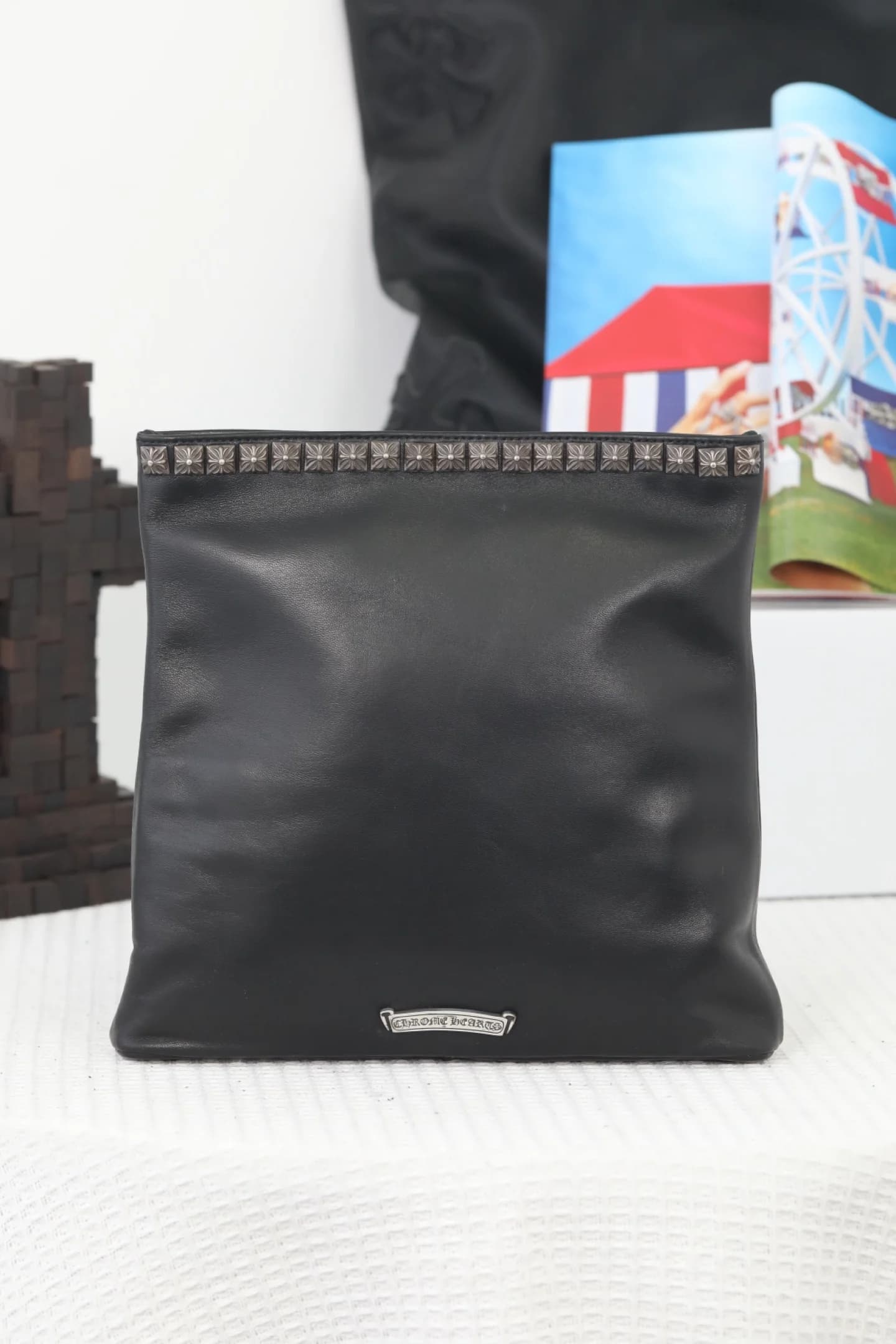 Кожаный клатч Chrome Hearts в разложенном виде, вид спереди