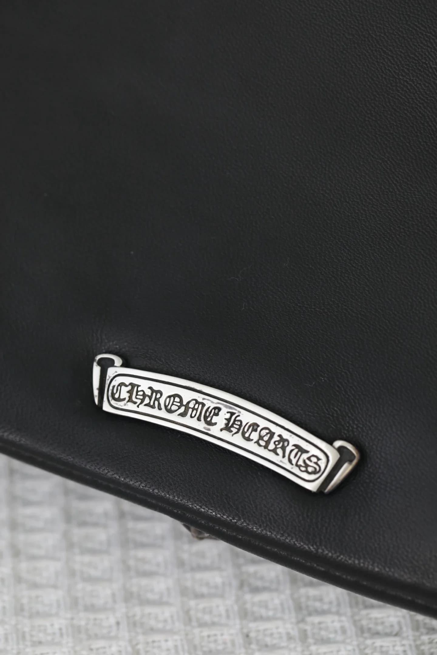Серебряная плашка Scroll с гравировкой Chrome Hearts крупным планом