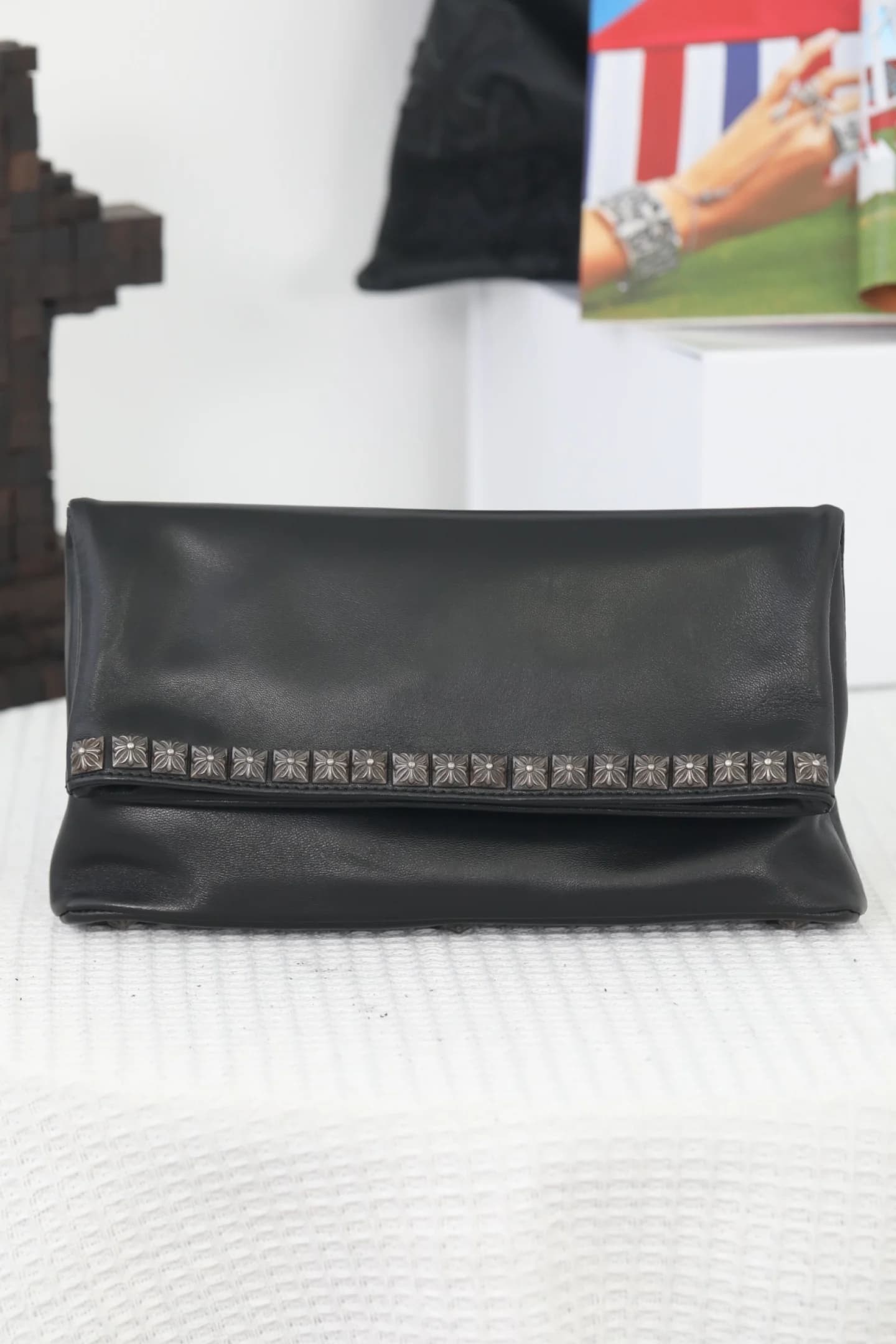 Черный кожаный клатч Chrome Hearts в сложенном виде