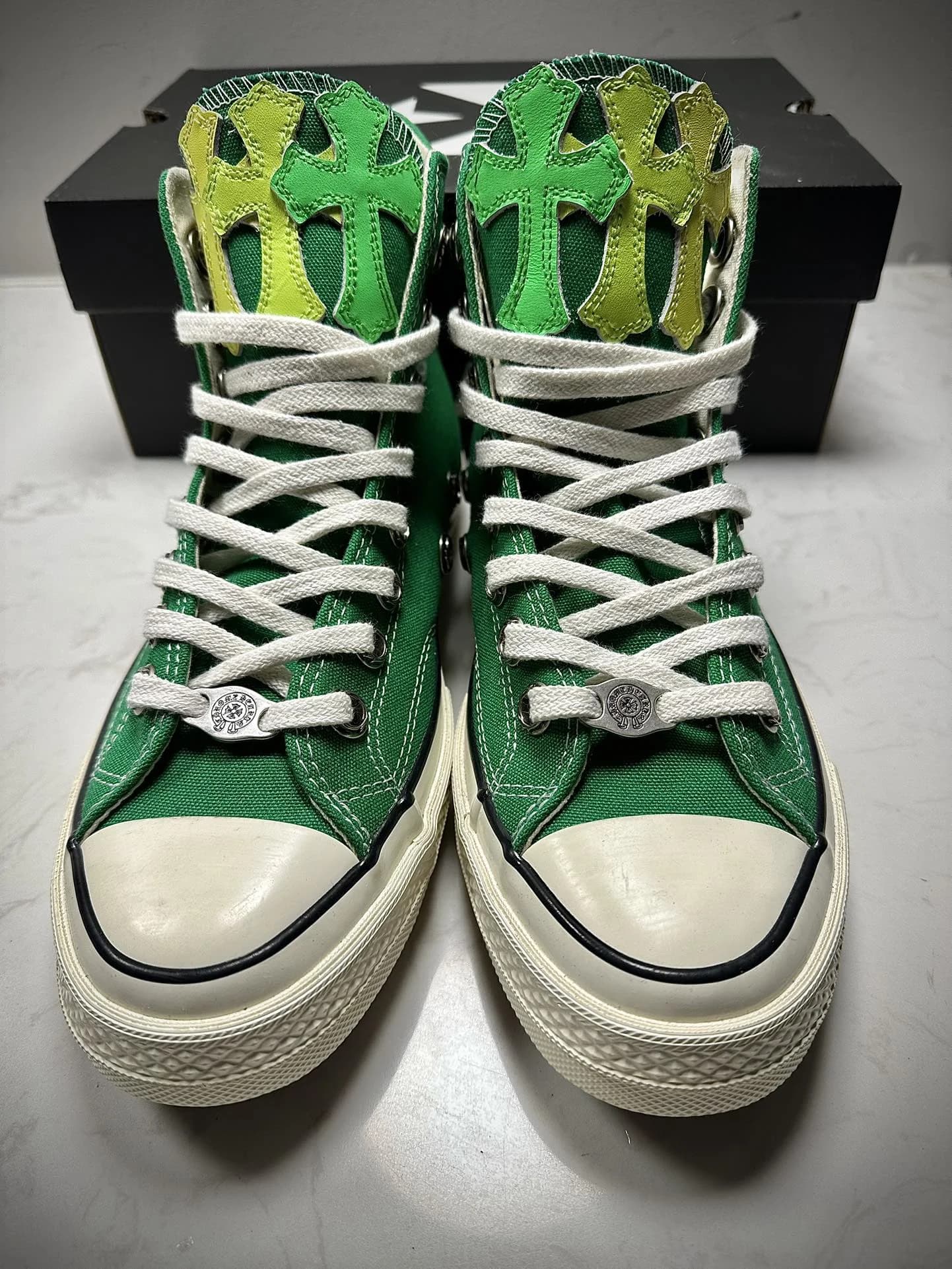 Зеленые высокие кеды Chrome Hearts x Converse Chuck 70, вид спереди с кожаными нашивками-крестами на язычках