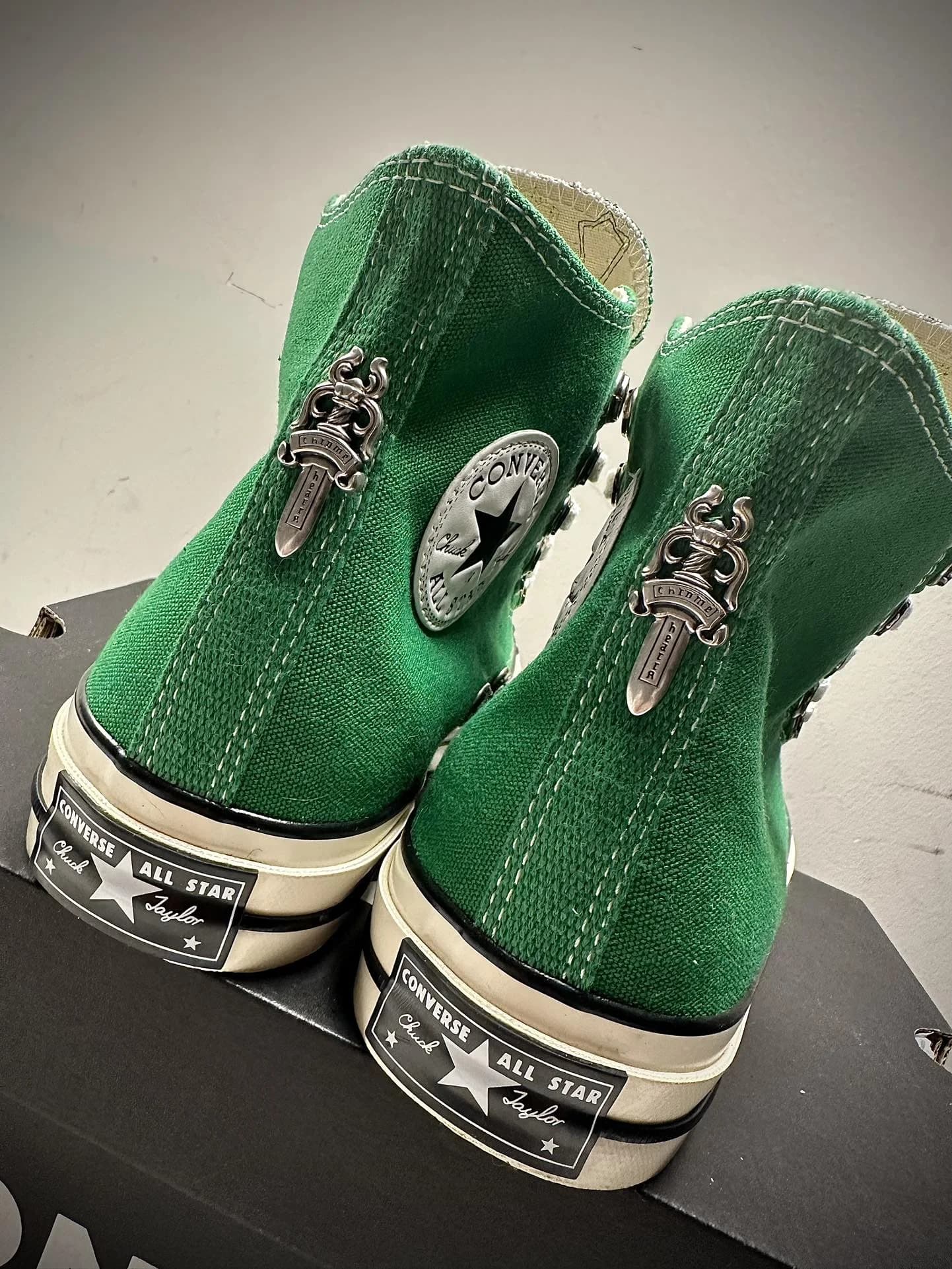 Задняя часть зеленых кед Chrome Hearts x Converse Chuck 70 с молнией и пуллером-кинжалом