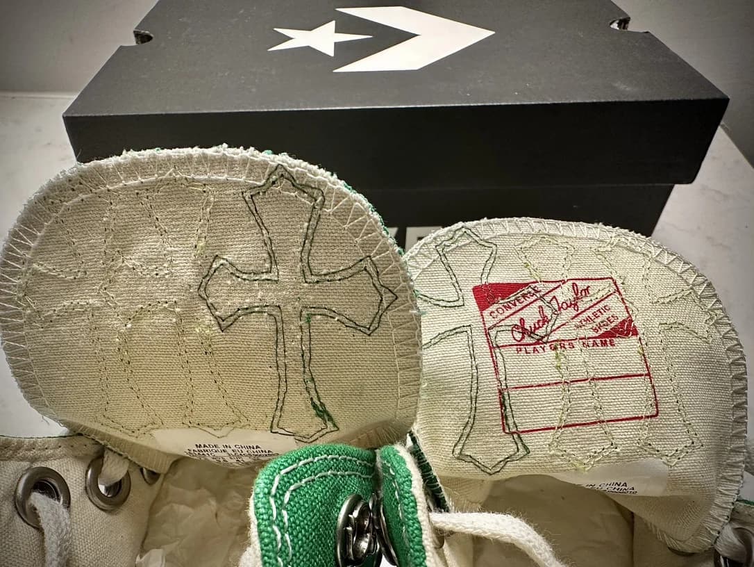 Внутренняя сторона язычка зеленых кед Chrome Hearts x Converse Chuck 70 с вышивкой