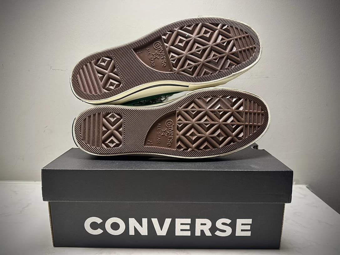 Подошва зеленых кед Chrome Hearts x Converse Chuck 70 на коробке