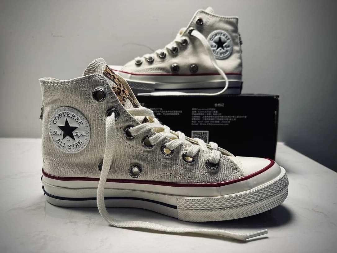 Высокие кеды Chrome Hearts x Converse 1970s молочно-белого цвета, вид сбоку с логотипом Converse