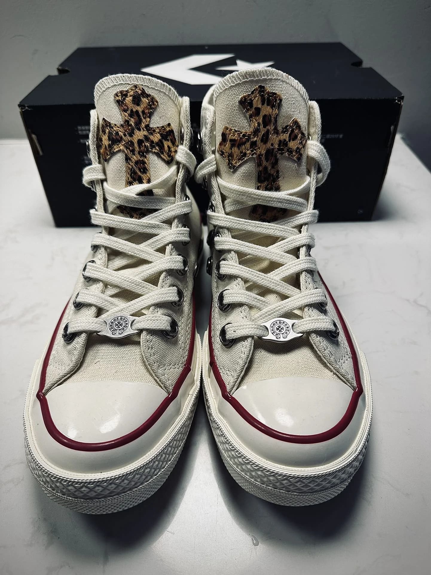 Высокие кеды Chrome Hearts x Converse 1970s, вид спереди с леопардовыми крестами на язычках