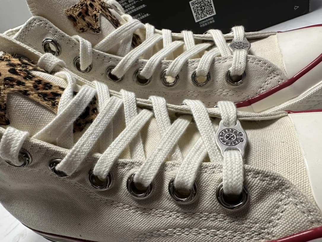 Крупный план шнуровки и серебряных люверсов кед Chrome Hearts x Converse 1970s
