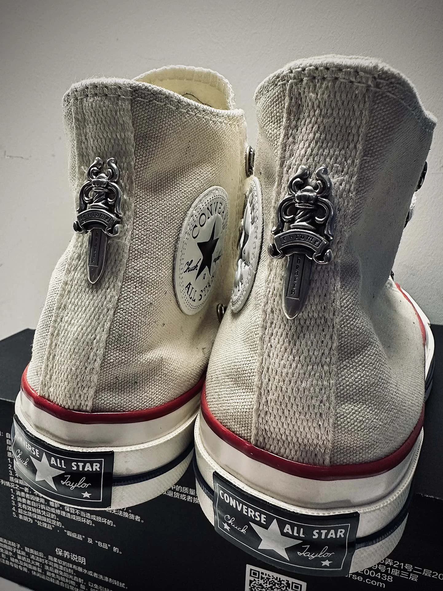 Задники кед Chrome Hearts x Converse 1970s с серебряными подвесками-кинжалами