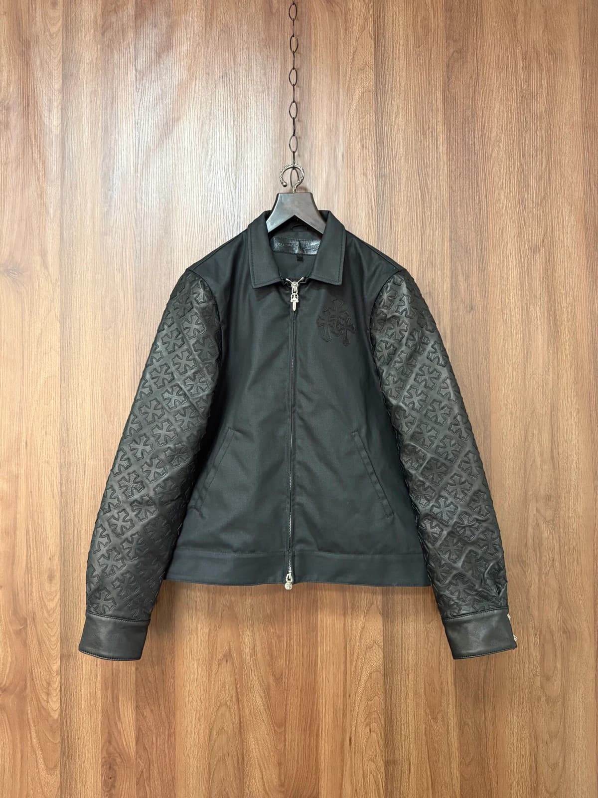 Чёрная куртка Chrome Hearts с кожаными рукавами в тиснении крестами, вид спереди