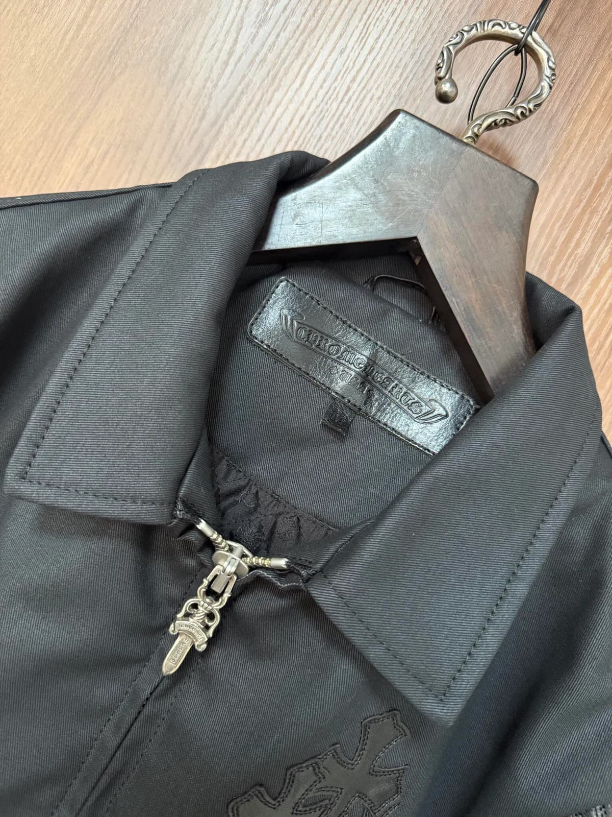 Отложной воротник и кожаная бирка Chrome Hearts