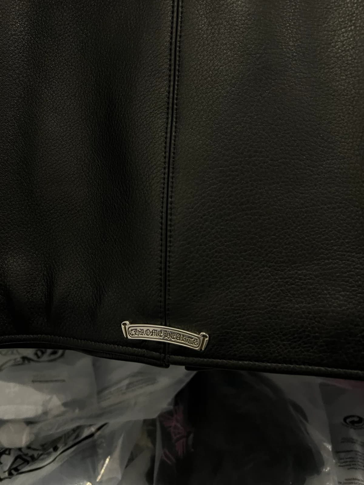 Серебряная табличка Chrome Hearts по низу спинки