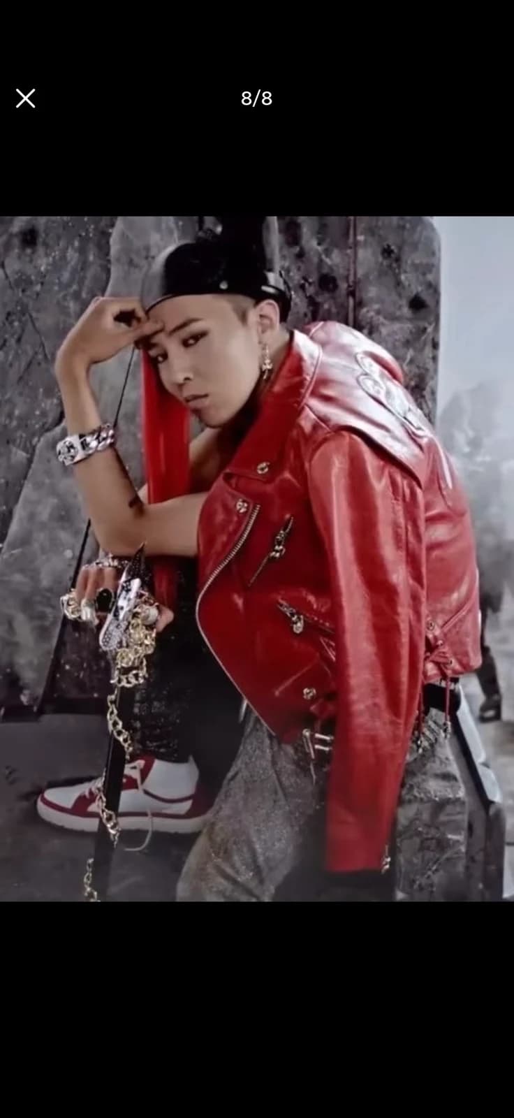 Красная косуха JJ Dean в образе из клипа Fantastic Baby
