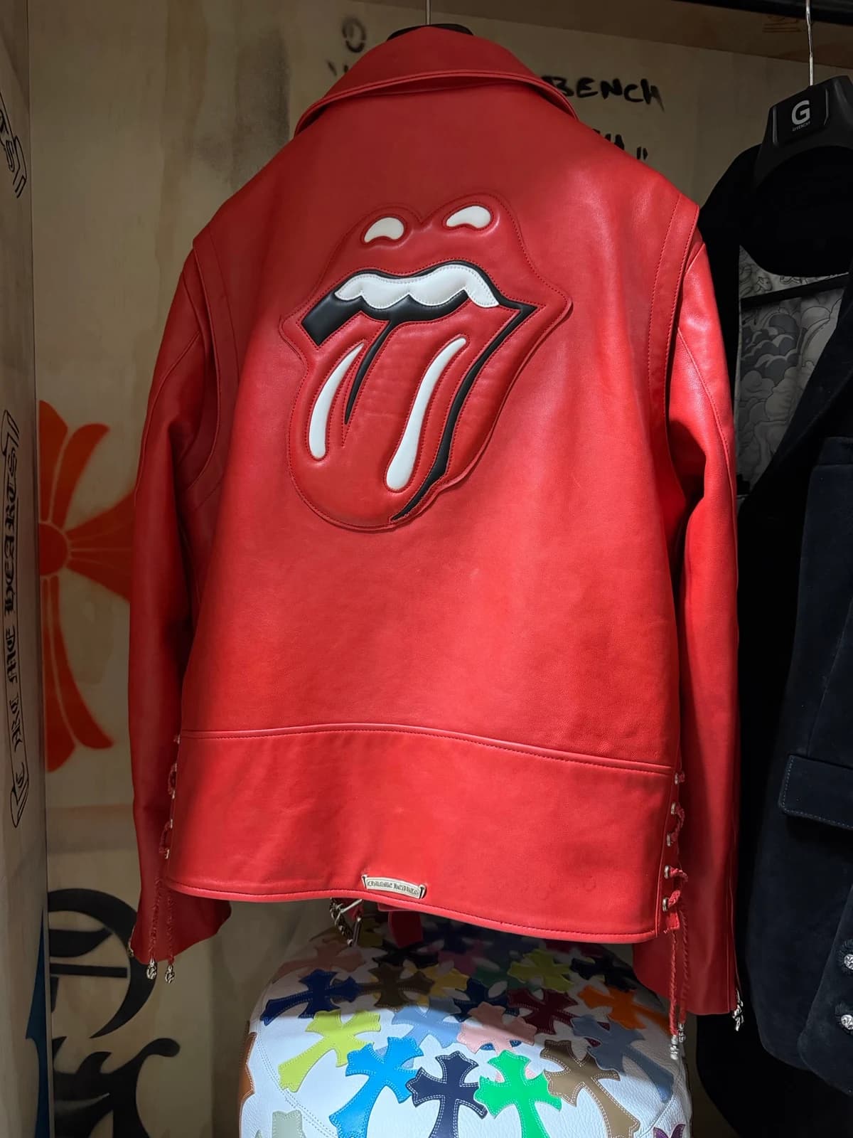 Спинка красной косухи с аппликацией языка Rolling Stone