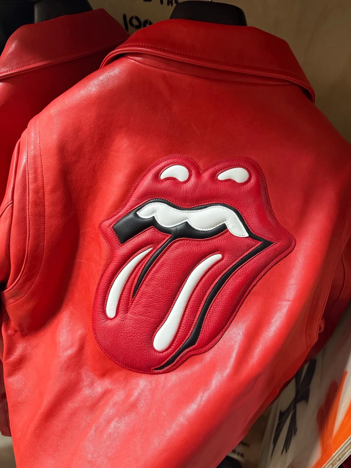 Аппликация губ и языка Rolling Stone на коже, крупный план