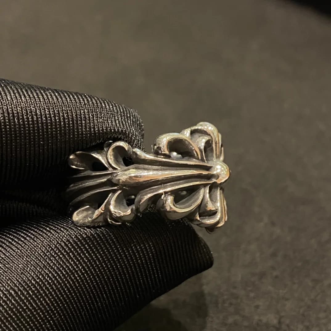 Флористический узор и фактура кольца Chrome Hearts Keeper, вид сбоку