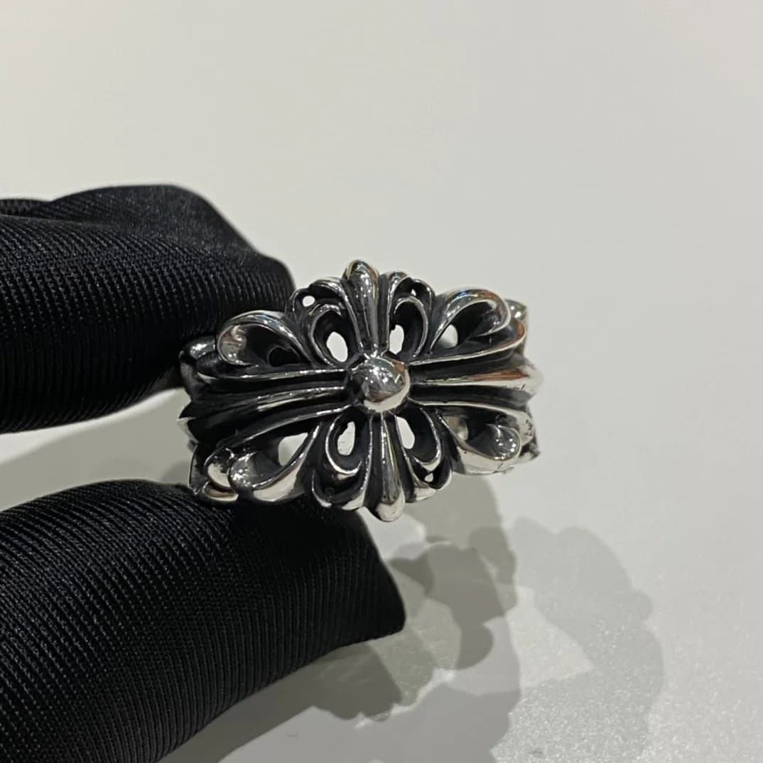 Лицевая сторона кольца Chrome Hearts Keeper с крестовым мотивом
