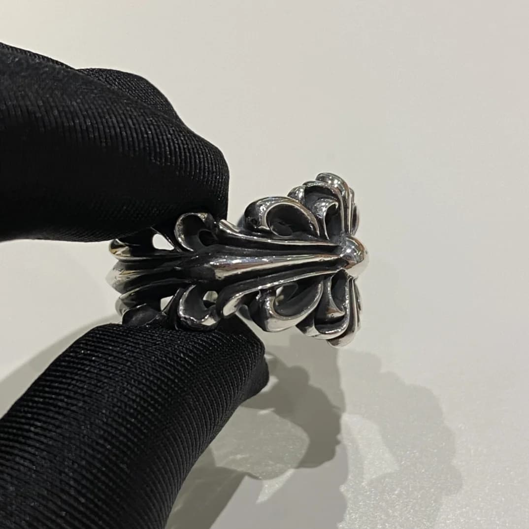 Боковой ракурс открытого кольца Chrome Hearts Keeper