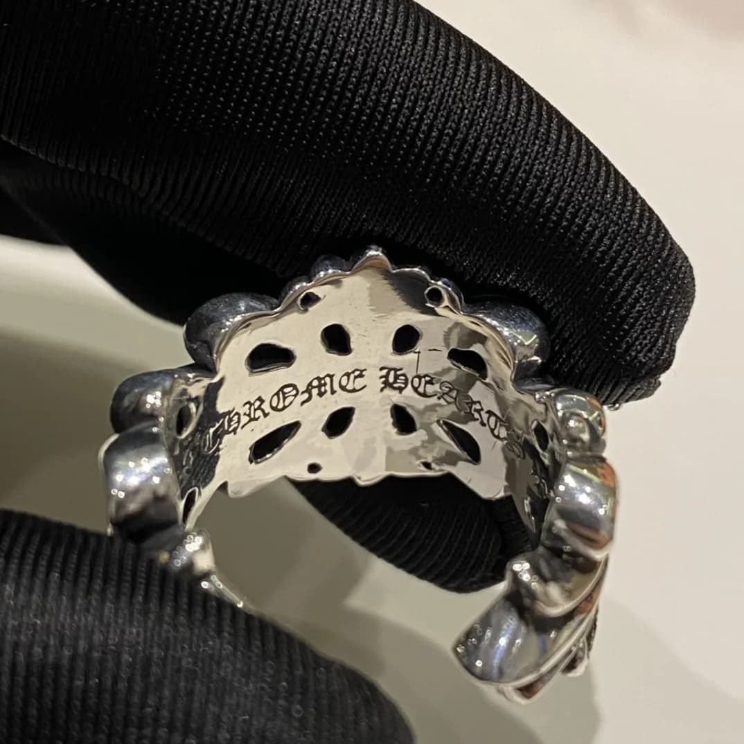 Фирменная гравировка Chrome Hearts на внутренней стороне кольца