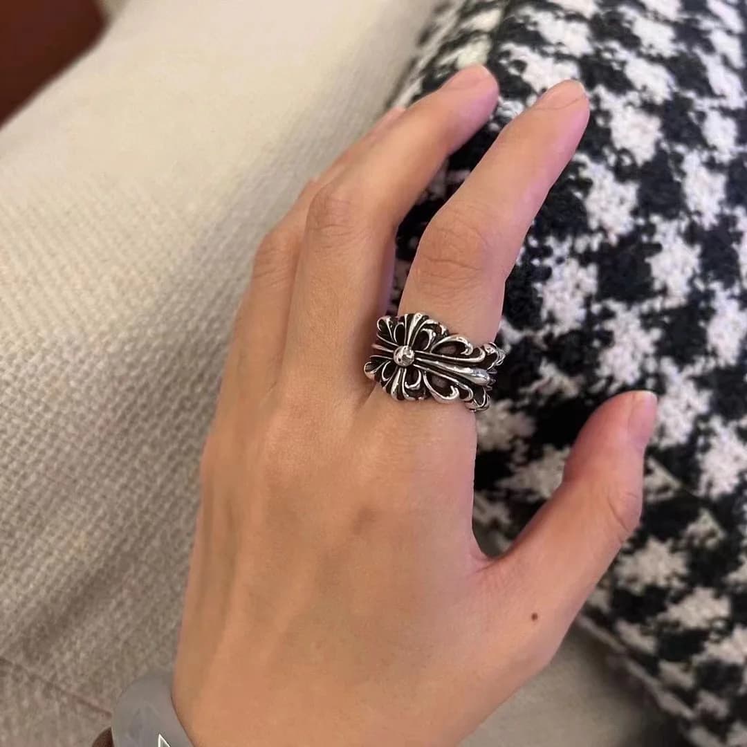 Серебряное кольцо Chrome Hearts Keeper на пальце