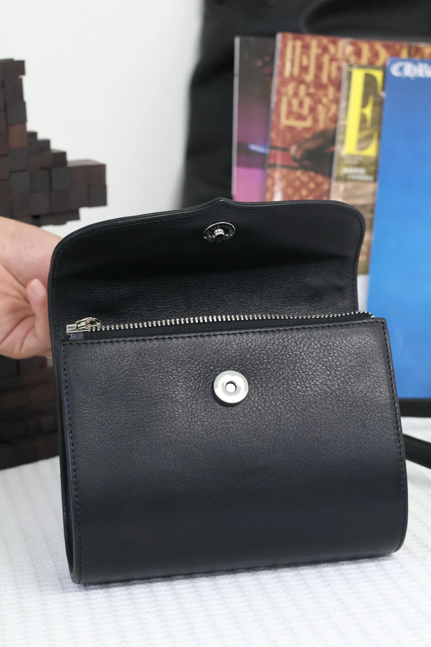 Открытый клапан сумки Chrome Hearts с магнитной кнопкой и молнией