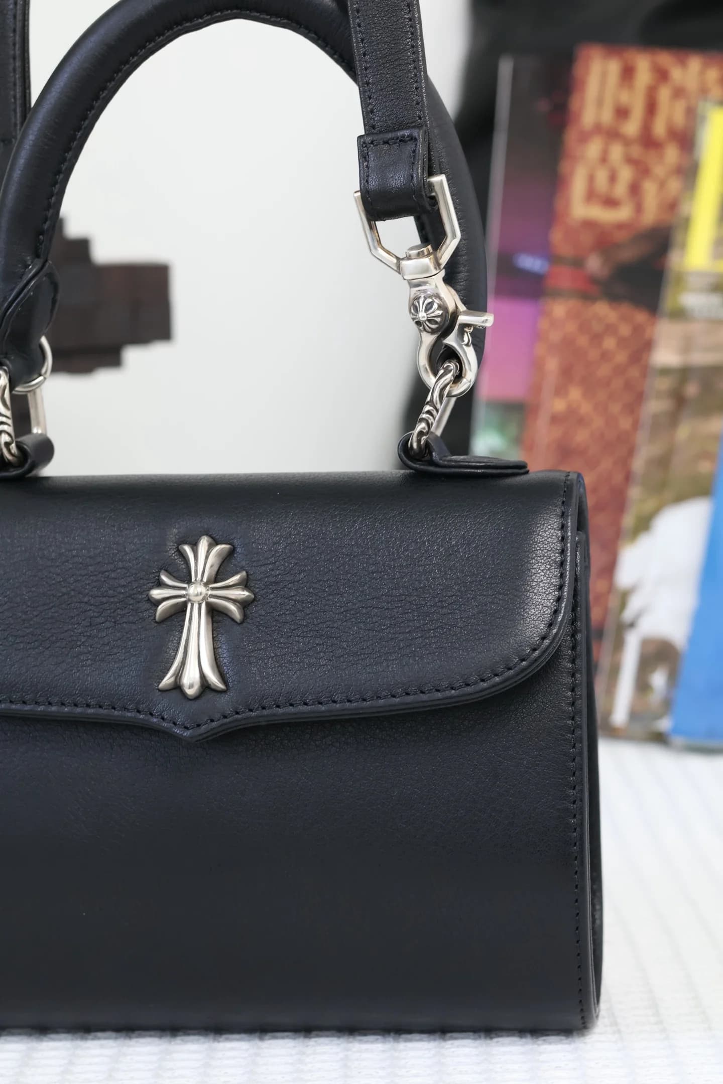 Верхняя часть сумки Chrome Hearts с ручкой и серебряным крестом