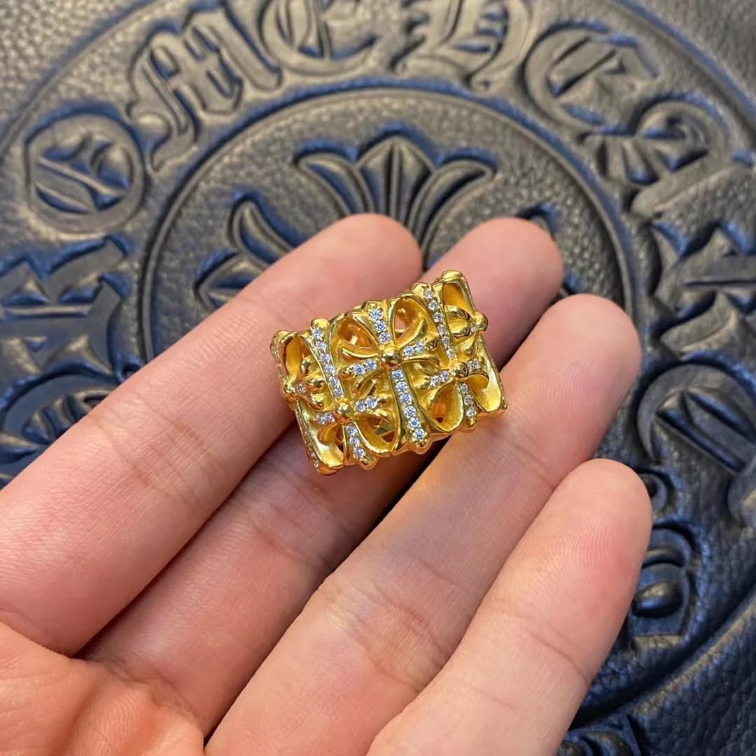 Крупный план узора с крестами и камнями на золотистом кольце Chrome Hearts Cemetery
