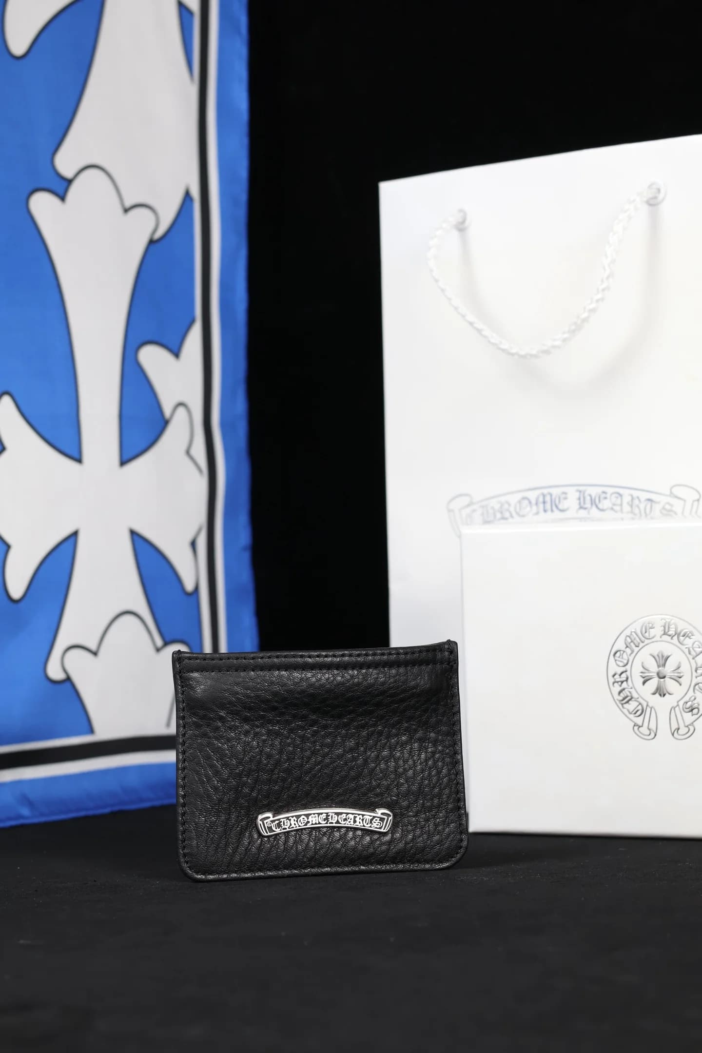 Чёрный кожаный картхолдер Chrome Hearts с серебряной плашкой логотипа спереди