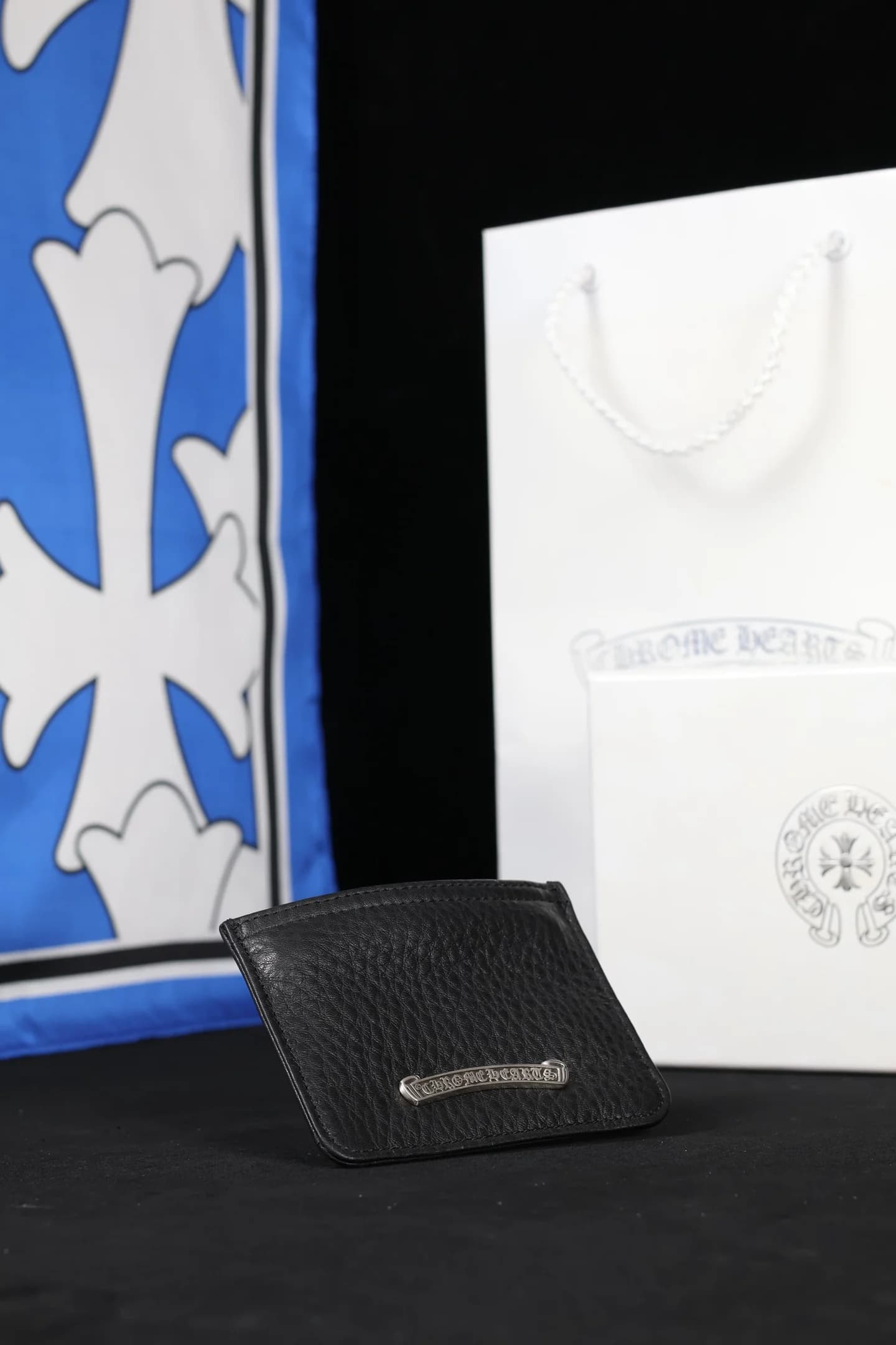 Картхолдер из зернистой кожи Chrome Hearts в полуобороте