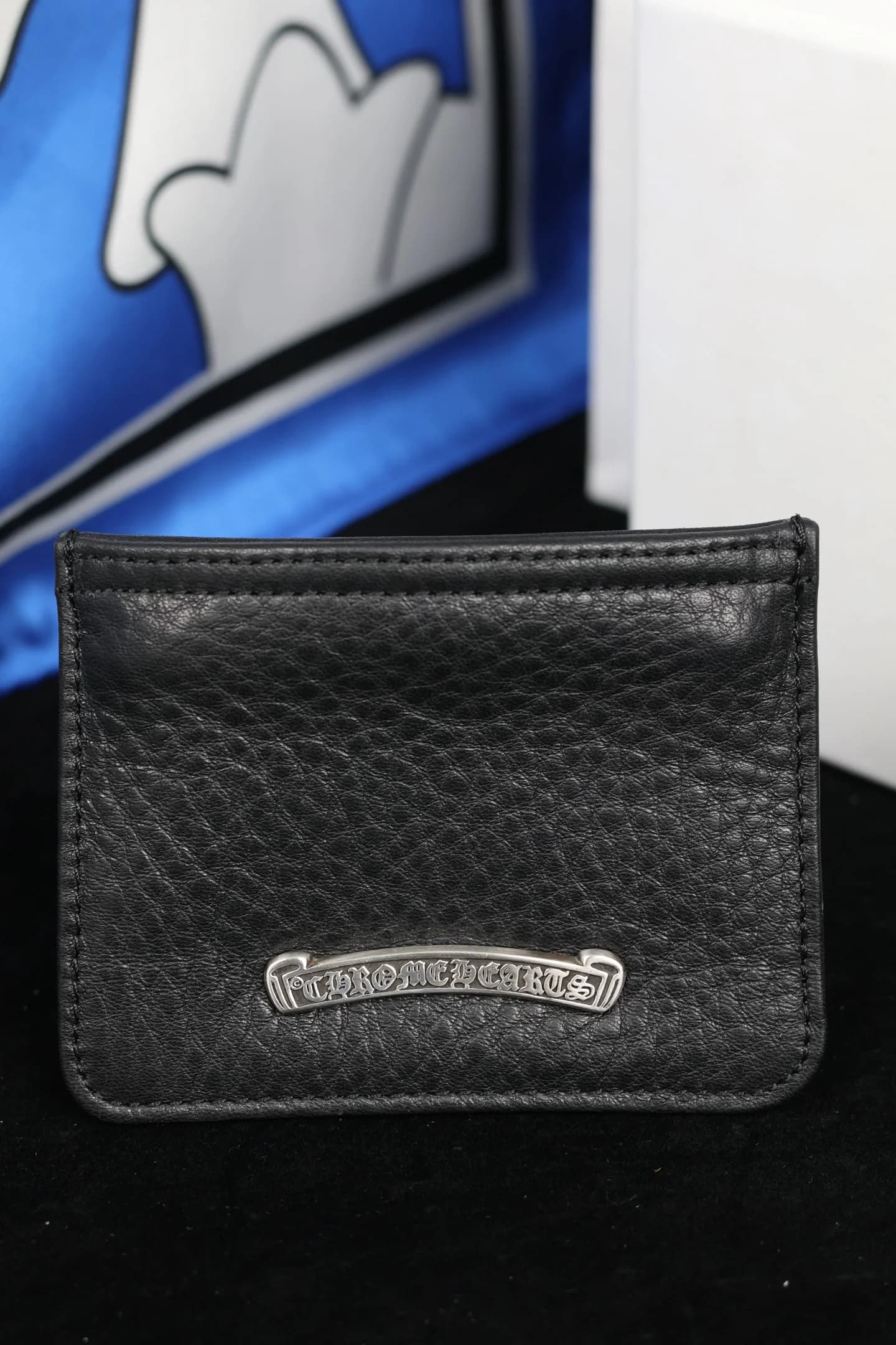 Фронтальная часть картхолдера Chrome Hearts с деталями фактуры кожи и серебряной плашкой