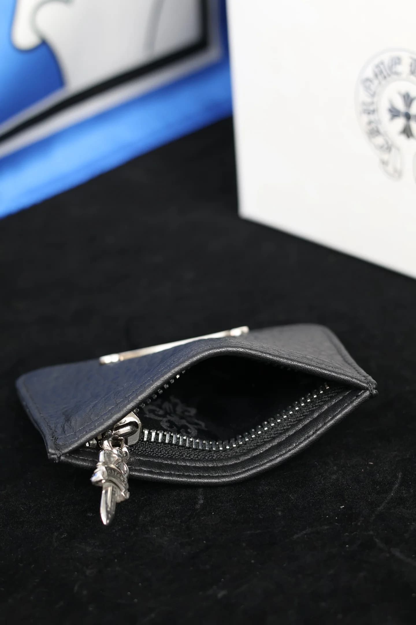 Картхолдер Chrome Hearts с приоткрытым отделением на молнии и фирменной подкладкой