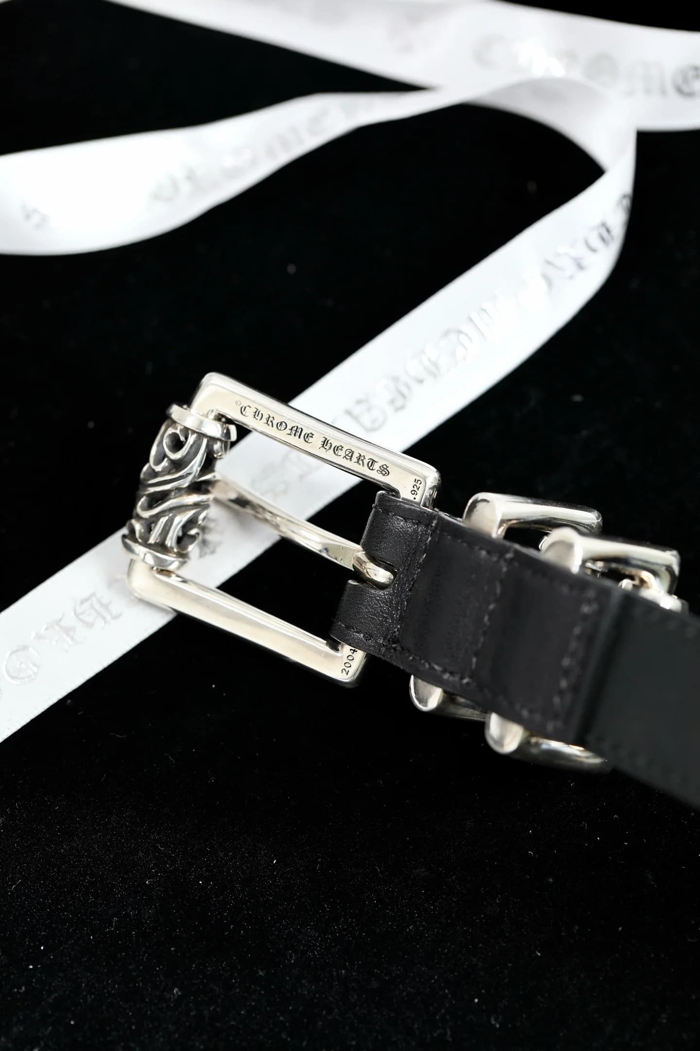 Гравировка Chrome Hearts на тыльной стороне серебряной пряжки ремня