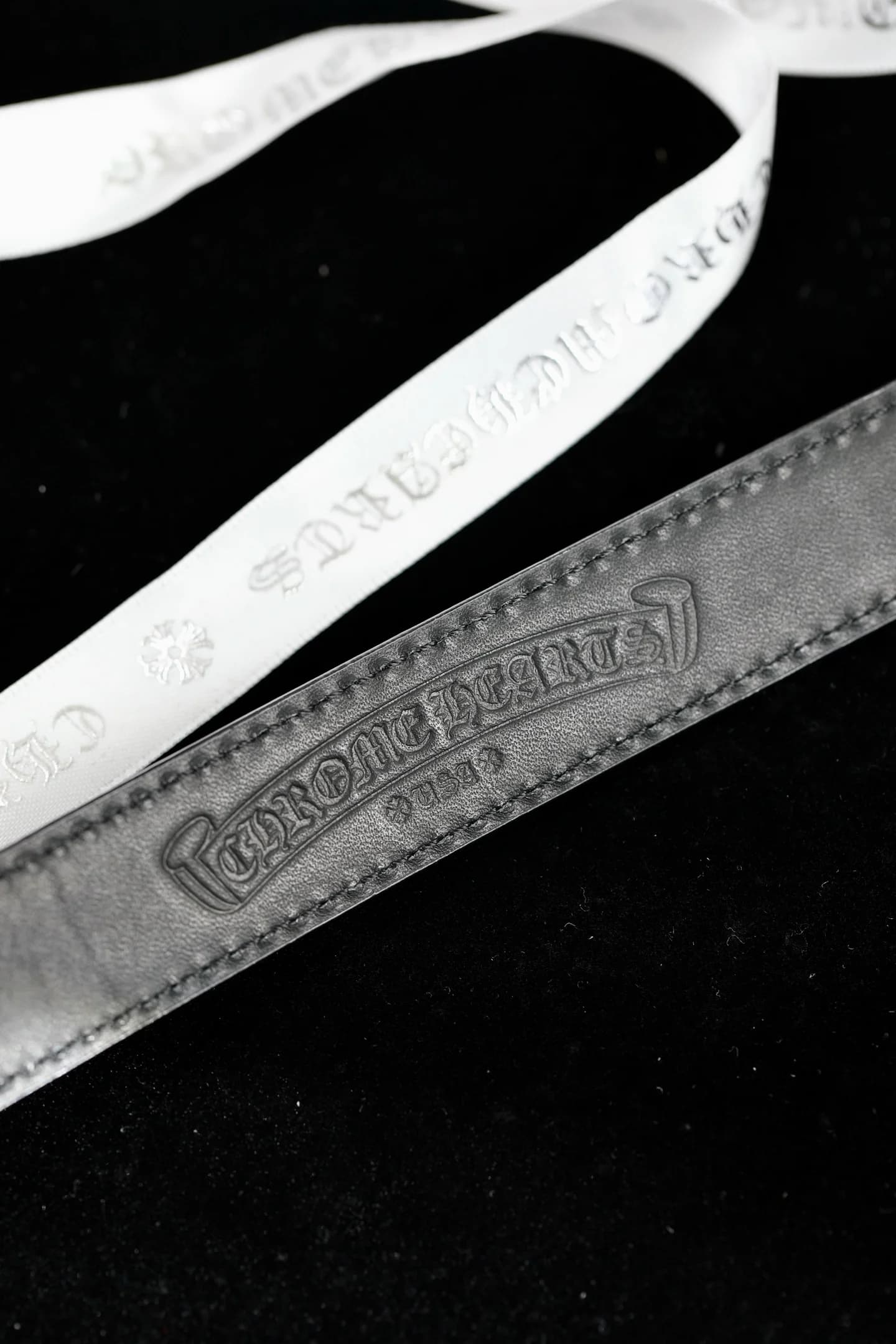 Тиснение готического логотипа Chrome Hearts на внутренней стороне полотна