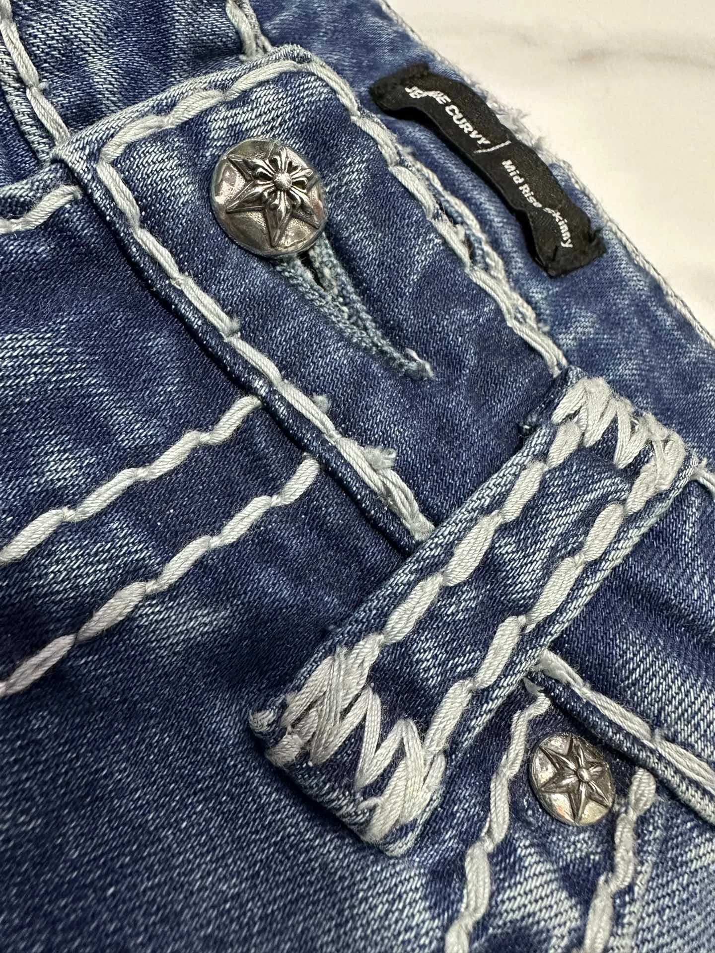 Деталь пояса джинсов Chrome Hearts с металлической пуговицей-болтом