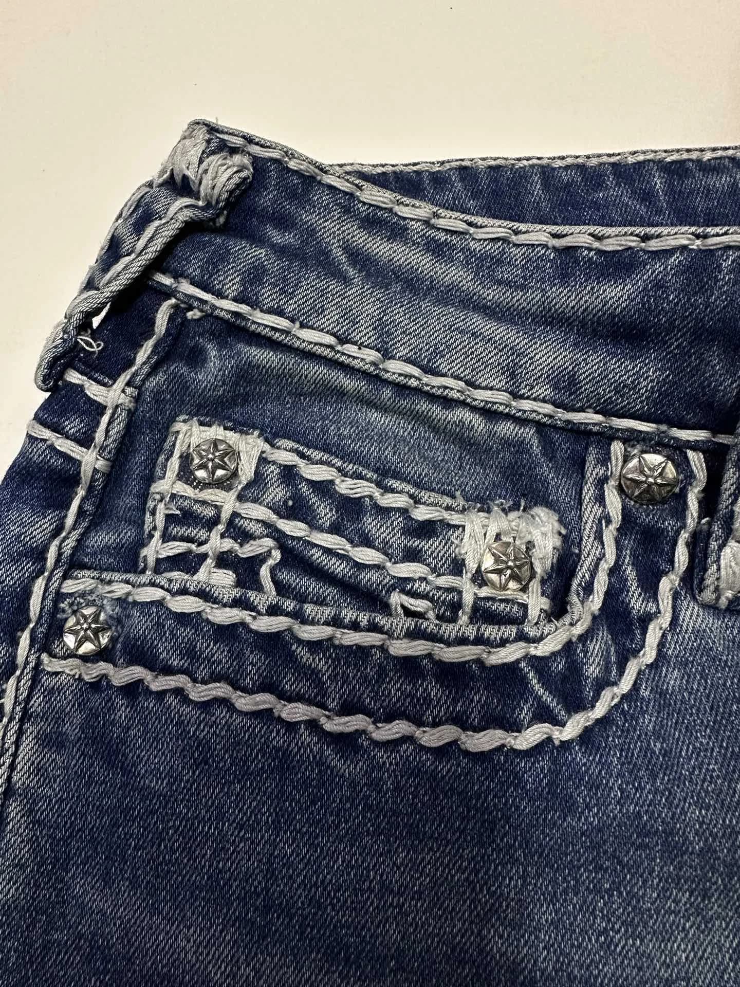 Передний карман джинсов Chrome Hearts с контрастной строчкой и заклепками