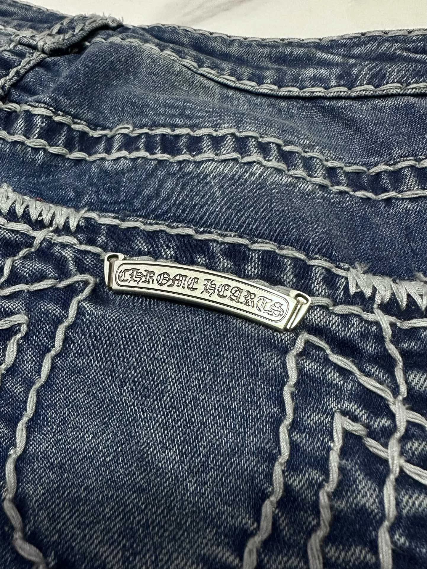 Задний карман джинсов Chrome Hearts с серебряной пластиной с логотипом бренда