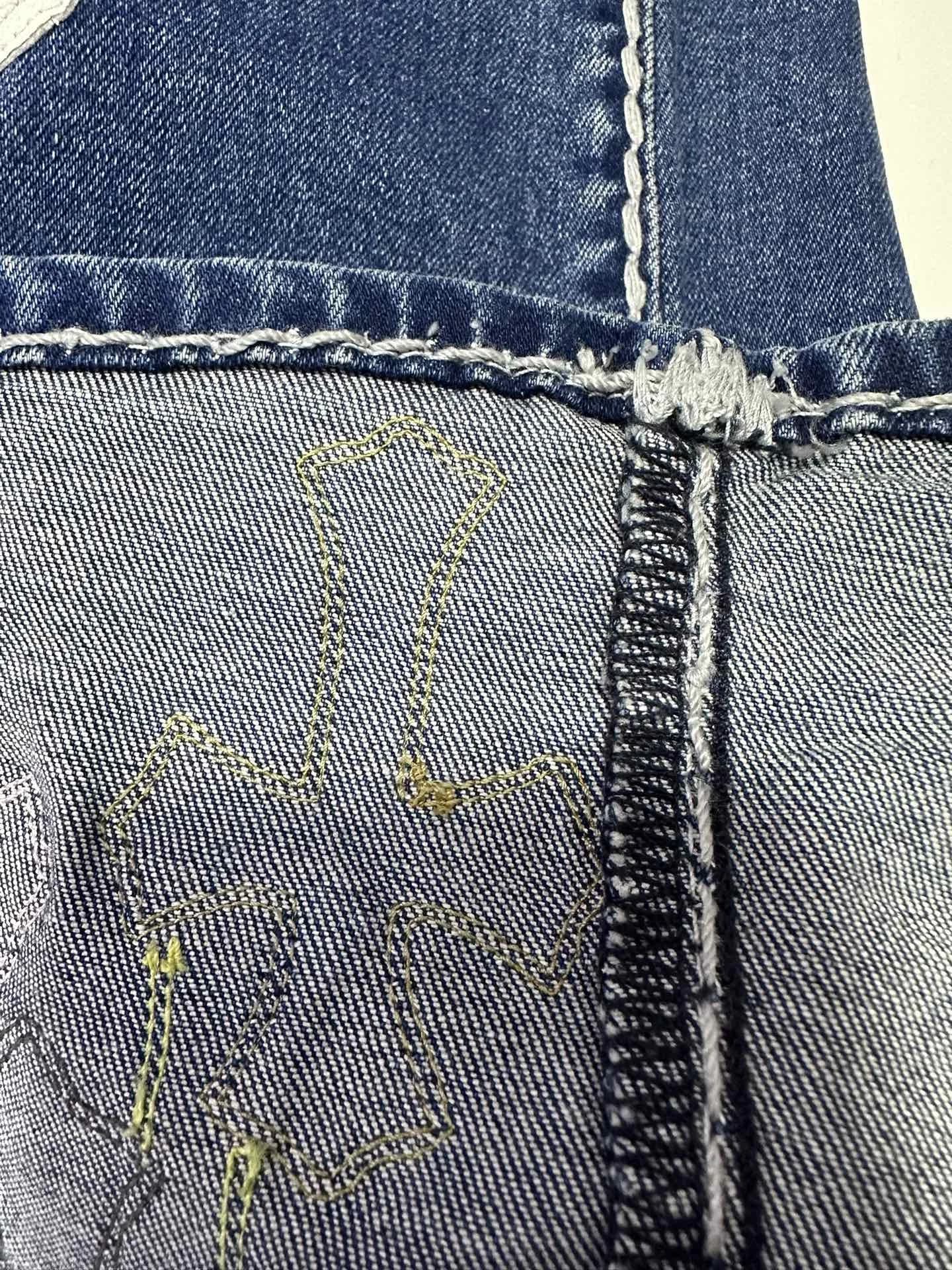 Крупный план внутреннего шва джинсов Chrome Hearts