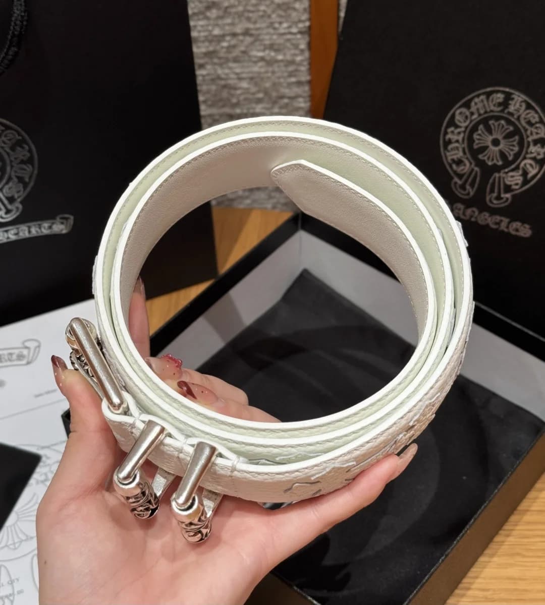 Свёрнутый ремень Chrome Hearts из фактурной белой кожи с пряжкой