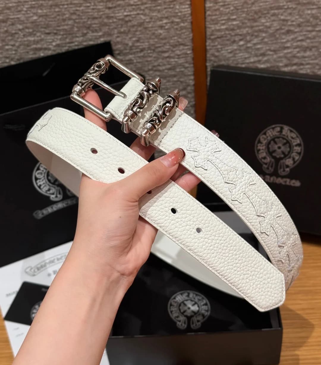 Ремень Chrome Hearts из белой кожи: вид на пряжку и край с отверстиями для регулировки
