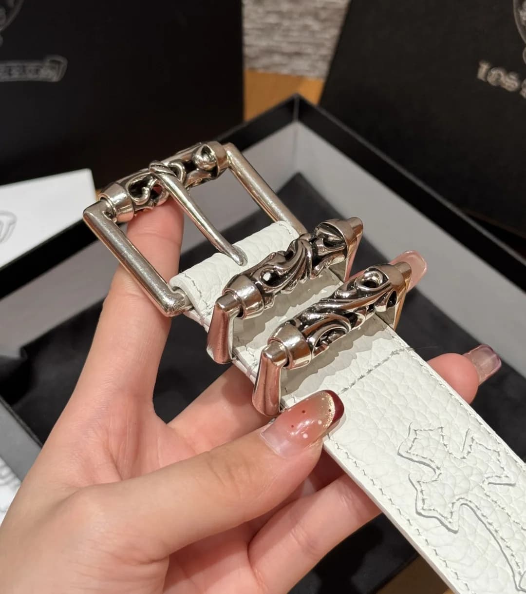 Крупный план роликовой серебряной пряжки ремня Chrome Hearts
