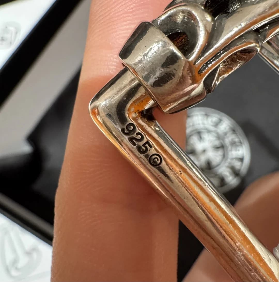 Гравировка пробы 925 на серебряной пряжке ремня Chrome Hearts