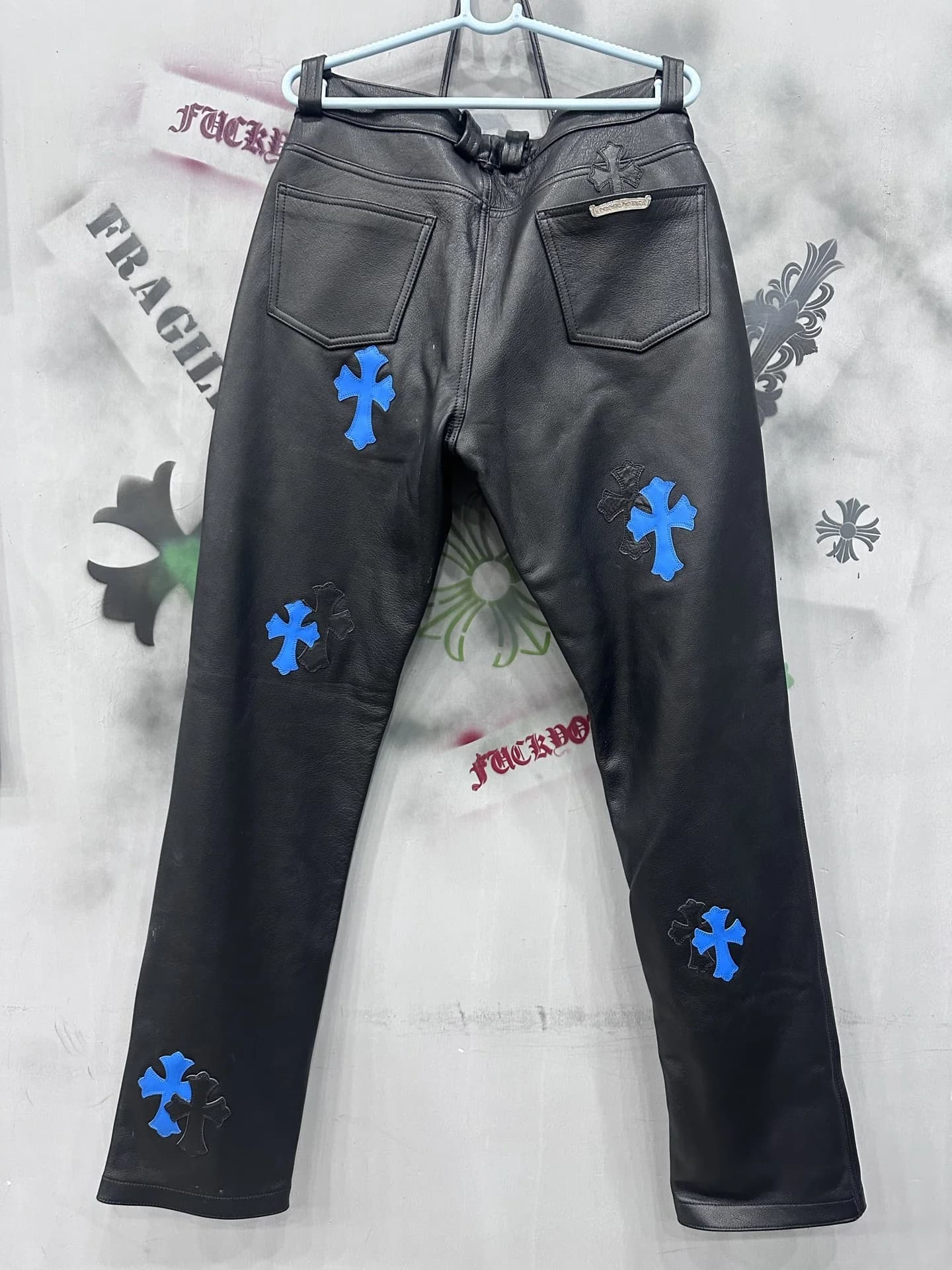 Черные кожаные брюки Chrome Hearts с синими нашивками-крестами, вид сзади