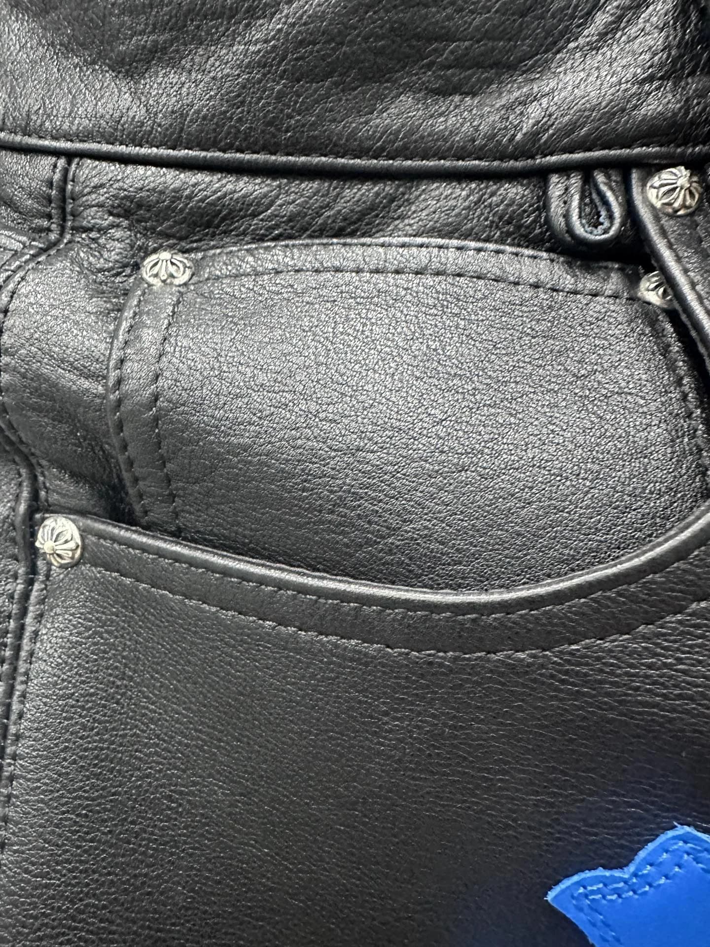 Деталь переднего кармана кожаных брюк Chrome Hearts с серебряной заклепкой