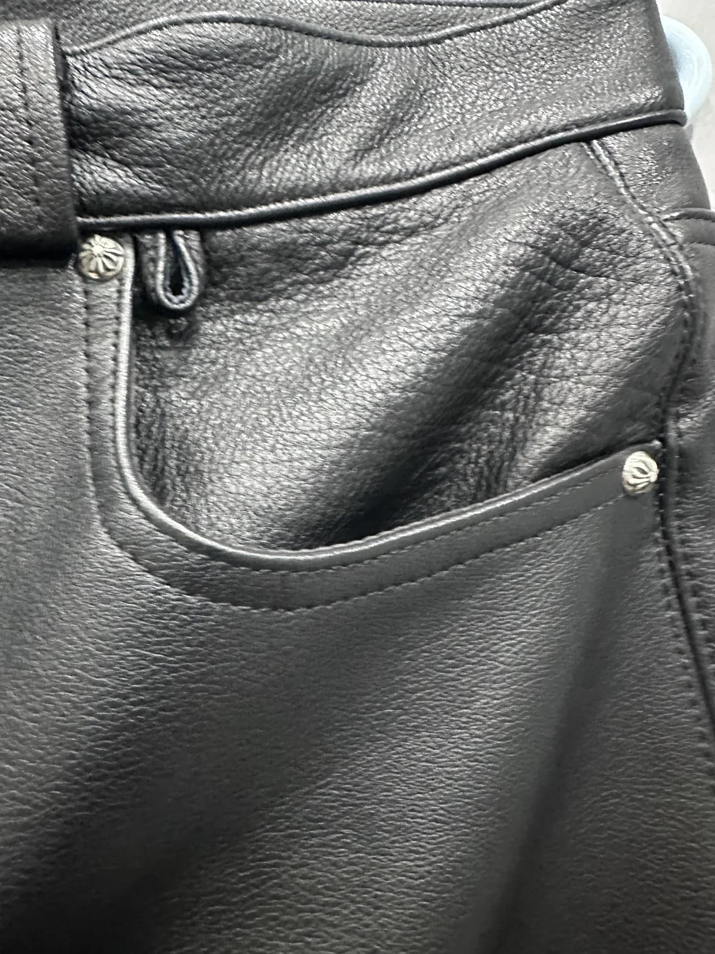 Боковой карман черных кожаных брюк Chrome Hearts