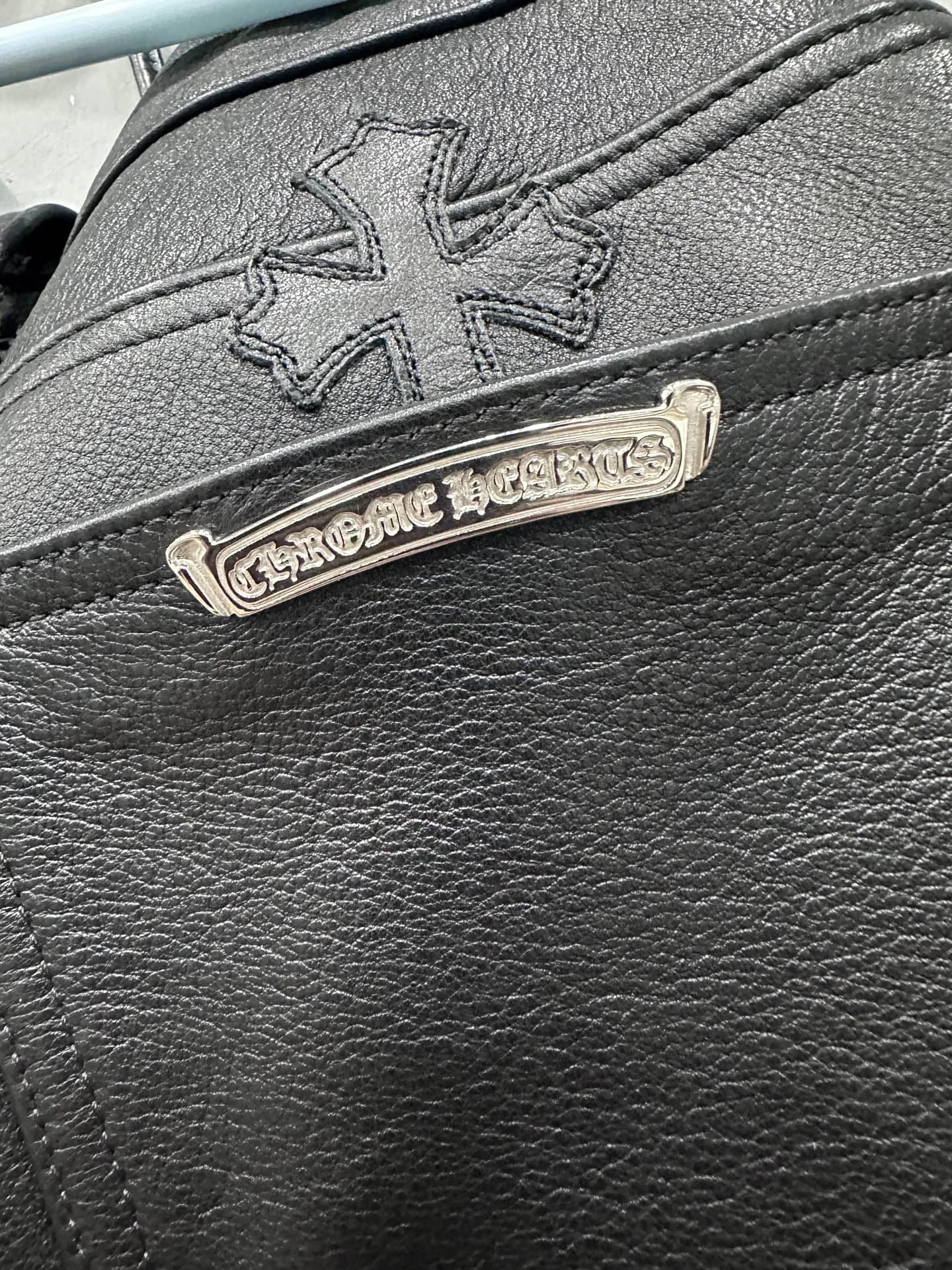 Серебряная пластина с логотипом Chrome Hearts на заднем кармане брюк