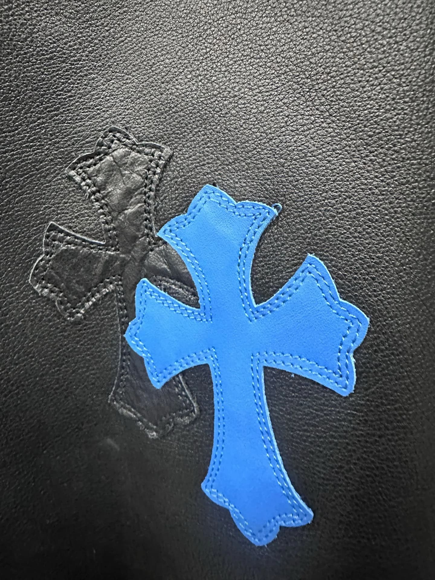Нашивки-кресты из синей и черной кожи на брюках Chrome Hearts